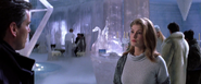 Miranda retrouvant Bond au palais de glace.