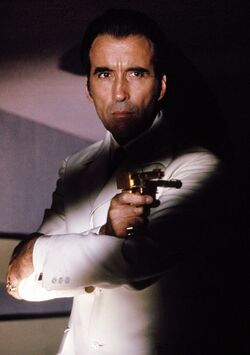 007 THE MAN WITH THE GOLDEN GUN １２インチフィギュア　Christopher Lee as Francisco Scaramanga Amazon | 007 THE MAN WITH THE GOLDEN GUN 12インチ