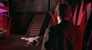 Mort de Francisco Scaramanga, abattu par Bond.
