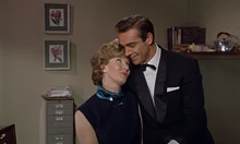 Moneypenny flirtant avec Bond.