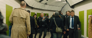 Bond poursuivant Silva dans la station de métro.