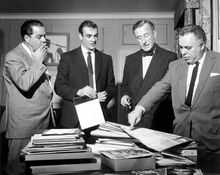 Albert Broccoli, Sean Connery, Ian Fleming et Harry Saltzman avant la production de James Bond 007 contre Dr. No.