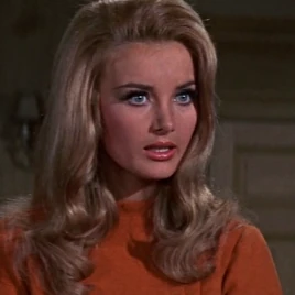 Miss Moneypenny (Barbara Bouchet)