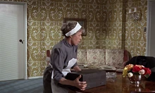 Klebb tentant de prendre le lecteur.