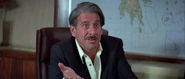 Columbo révélant la vérité sur Kristatos à Bond.