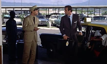 La scène où Bond est abordé par M. Jones telle que montrée dans le film.