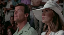 Cadavre d'Andrea Anders, abattue par Scaramanga.