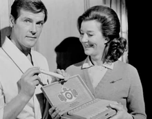 Lois Maxwell et Roger Moore sur le tournage de Vivre et laisser mourir.