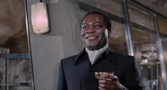 Kananga accueillant Bond et Solitaire dans sa base souterraine.