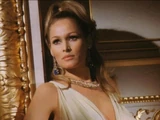 Vesper Lynd (Ursula Andress)