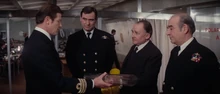 L'amiral Hargreaves aux côtés de Bond, du capitaine Benson et de Frederick Gray dans L'espion qui m'aimait.