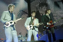 A-ha en concert au Palacio Vistalegre de Madrid le 14 octobre 2010. De gauche à droite : Magne Furuholmen, Morten Harket et Pål Waaktaar-Savoy.