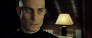 Kratt assistant à l'entretien entre Le Chiffre et Dimitrios.