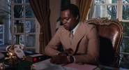 Kananga écoutant les prédictions de Solitaire.