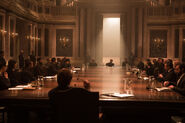 Oberhauser (Christoph Waltz) comanda uma reunião em SPECTRE