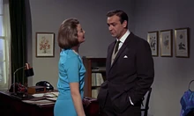 Moneypenny flirtant avec Bond.