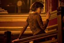 Image promotionnelle du film mettant en valeur la robe dos nu de Séverine.