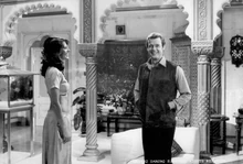 Maud Adams et Roger Moore sur le tournage du film.