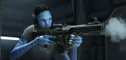 A Na'vi training to use an assault rifle