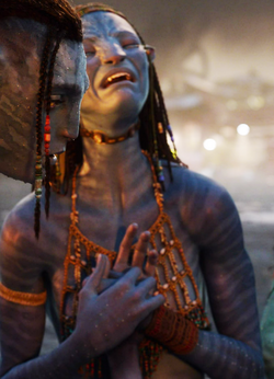 Neytiri holding hand