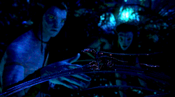 Jake and Neytiri excite a lizard.