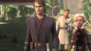 Im Vordergrund steht Anakin, der seine Augenbrauen nach unten gezogen hat und misstrauisch aussieht. Neben ihm steht Ahsoka. Hinter ihnen steht Obi-Wan der gerade seine Hand nach oben bewegt. Die Umgebung besteht aus grünen Pflanzen.