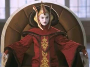 Die junge Königin Amidala in traditionellem Gewand.