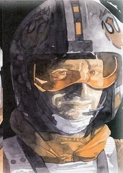 Sein Helm mit dem Phönix der Allianz