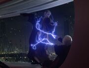Mace wird von Palpatines  beschossen.
