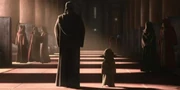 Yaddle begleitet Qui-Gon Jinn durch den Tempelkorridor.
