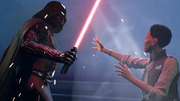 Darth Vader versucht auf die dunkelhäutige Cere Junda mit seinem roten Lichtschwert einzuschlagen. Um Cere Jundas ausgestreckte Arme ist ein weißer Nebel, der das Lichtschwert als Schutzschild bremsen soll.