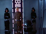 Nova Stihl (links) und  (rechts)'"`UNIQ--ref-00000001-QINU`"' bewachen einen imperialen Offizier.