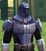 Ein Neo-Kreuzritter in blauer Rüstung.