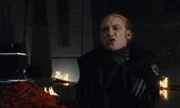 Armitage Hux wird von Kylo Ren gewürgt.
