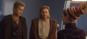 Links steht Anakin mit einem Padawanzopf und rechts steht Obi-Wan. Beide schauen zu Padmé, die mit dem Rücken zum Betrachter steht. Padmé trägt eine ausladende Frisur, während die beiden Jedi jeweils eine Jedi-Robe tragen.