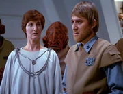 Mon Mothma bei  Lagebesprechung zur Zerstörung des Todessterns.