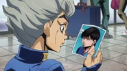 Koichi looking at pic.png (2,45 МБ) Коичи смотрит на фотографию Харуно Шиобаны