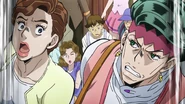 HiroseMom Startled.webp (9 kB) Assustada com Joseph e Josuke avançando no meio da multidão