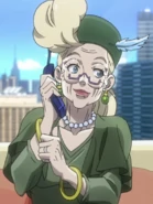 Uma Suzi mais velha conversando com Joseph no telefone