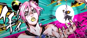 Jolyne mirando el llavero con forma de Iggy de Ermes en un comercial de la Ultra Jump.