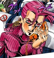Doppio usando um telefone de brinquedo no trem.
