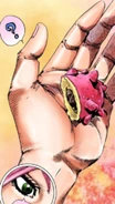 Yasuho segurando metade de uma fruta Locacaca