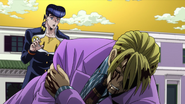 Josuke habla por primera vez con Yoshikage Kira, quien está herido.