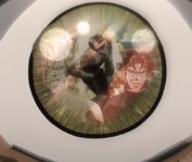 Enforcado se esconde nos reflexos do olho de uma criança.