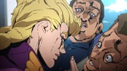 Giorno hace el truco de la oreja, haciendo pasar casi desapercibido el soborno