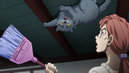 Tama salta al techo para esquivar a Shinobu atacándolo con la escoba.