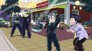Tamami, ahora sirviente de Koichi, se ofrece a llevar su bolsa.