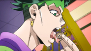 Rohan lamiendo una araña para que sirva de material para su manga