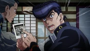 Josuke worried by Yoshihiro's image.jpg (154 kB) Josuke preocupado por la aparición de Yoshihiro en la foto de Atom Heart Father.
