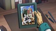 Polnareff y los otros Crusaders en una foto, sostenida por Jotaro.